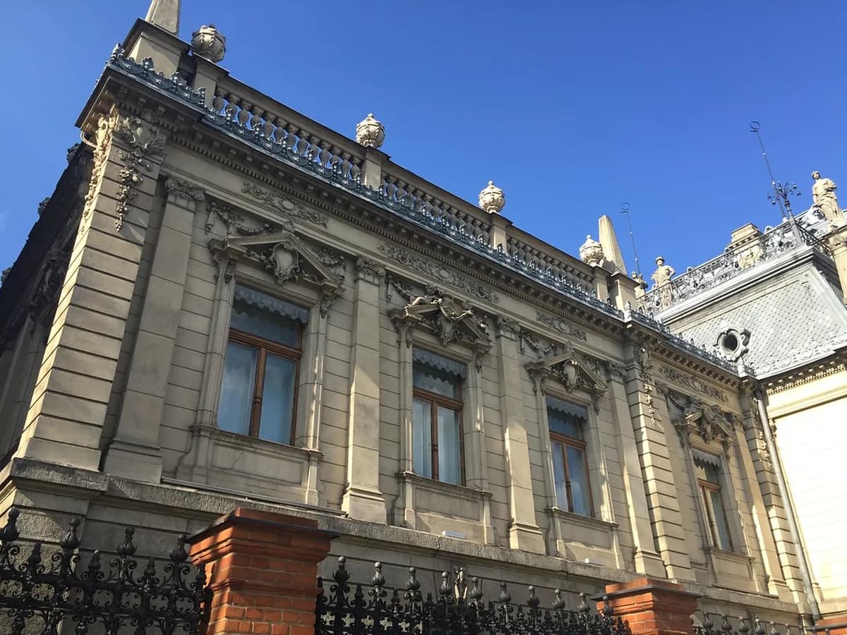 8 Essential Tips for Visiting Izrael Poznański Palace: A Visitor Guide