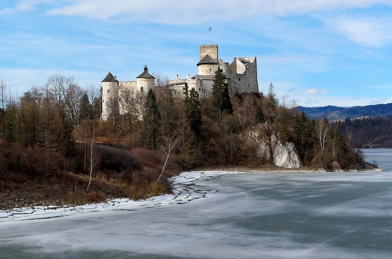 Niedzica Castle & Lake Czorsztyn Guide: Tickets, Boats & Logistics 2026