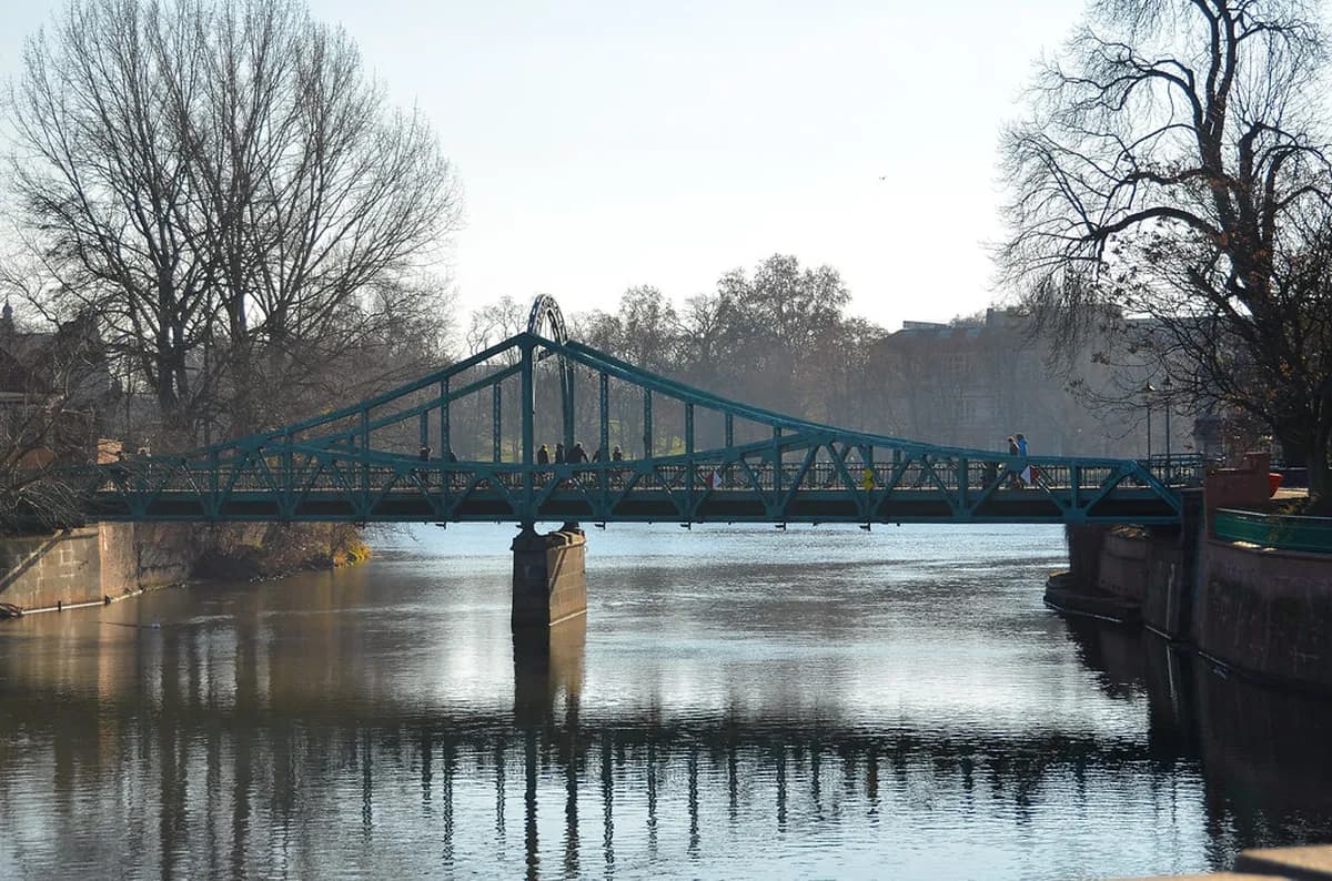 Tumski Bridge Visitor Guide: History, Love Locks & Ostrów Tumski