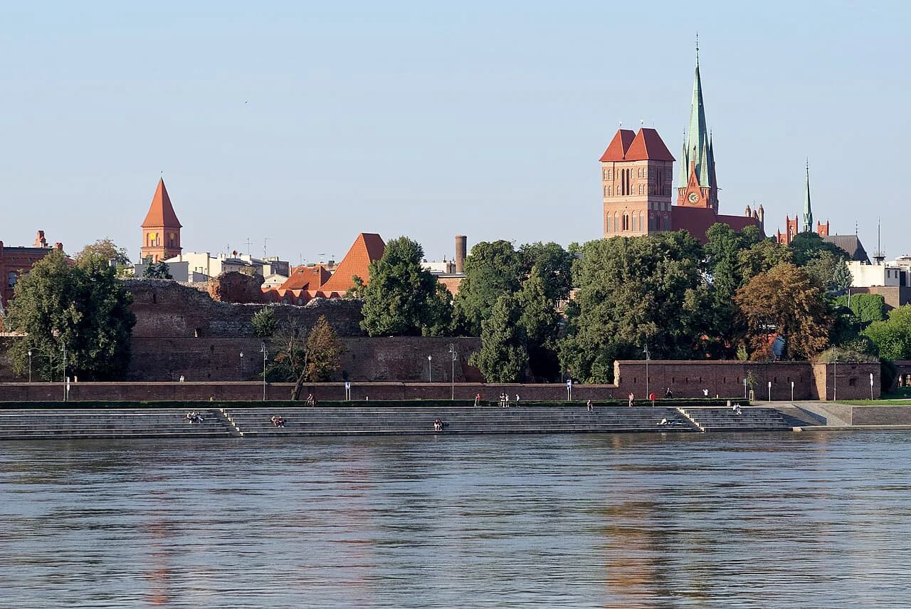 Where to Eat in Toruń: 12 Best Restaurants & Local Food Guide