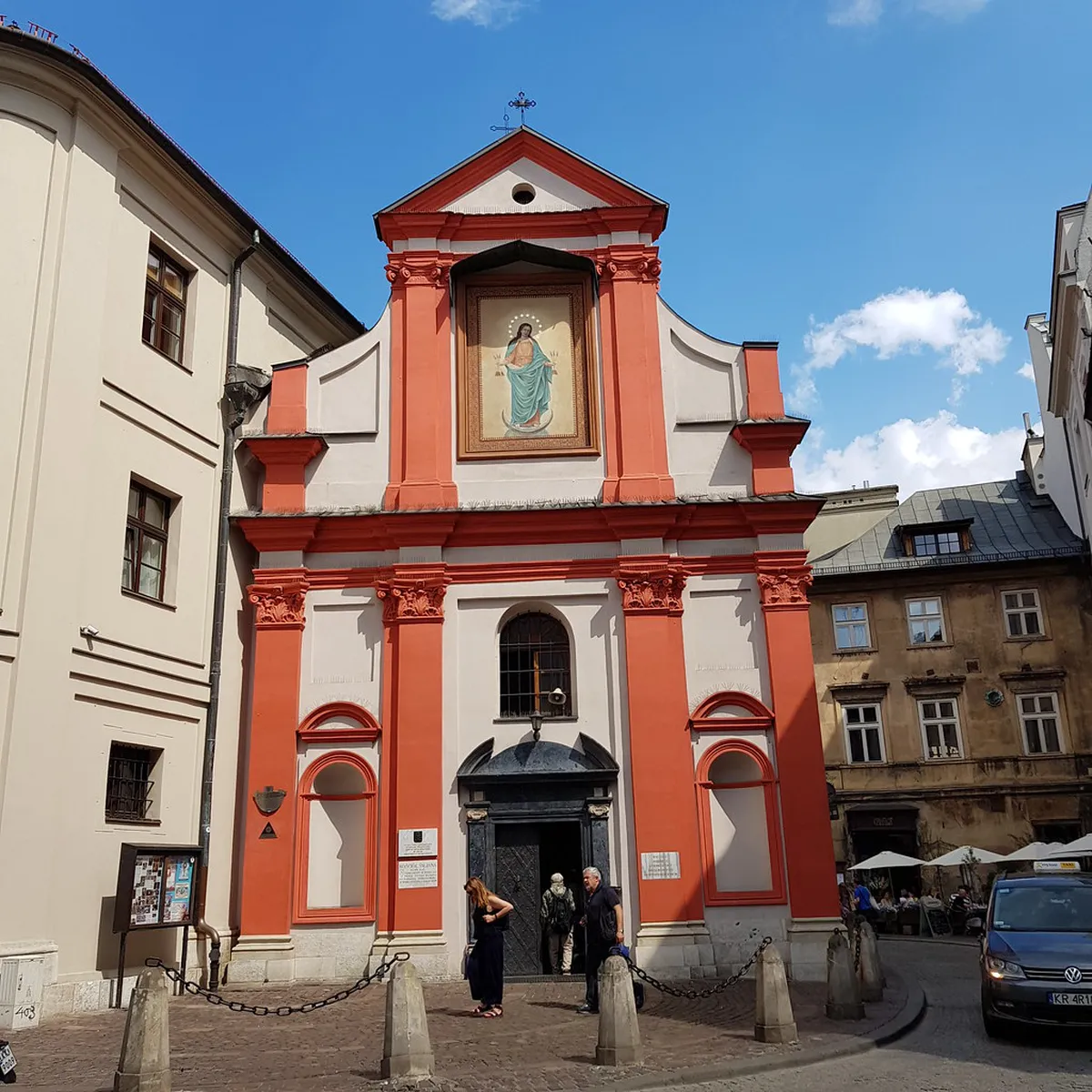 Atmosphere and Architecture: Hanseatic Port vs Rebuilt Capital in Poland