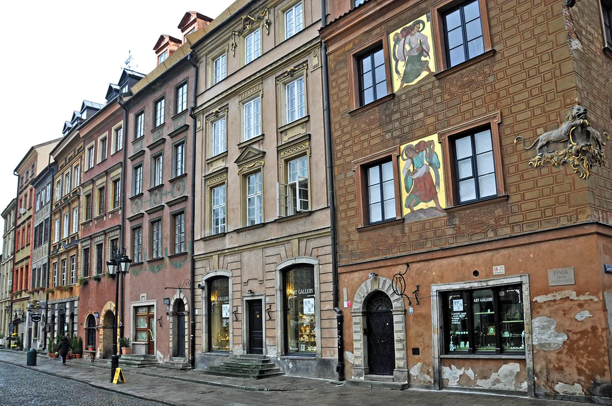 Atmosphere: Rynek Główny vs Old Town Square in Poland