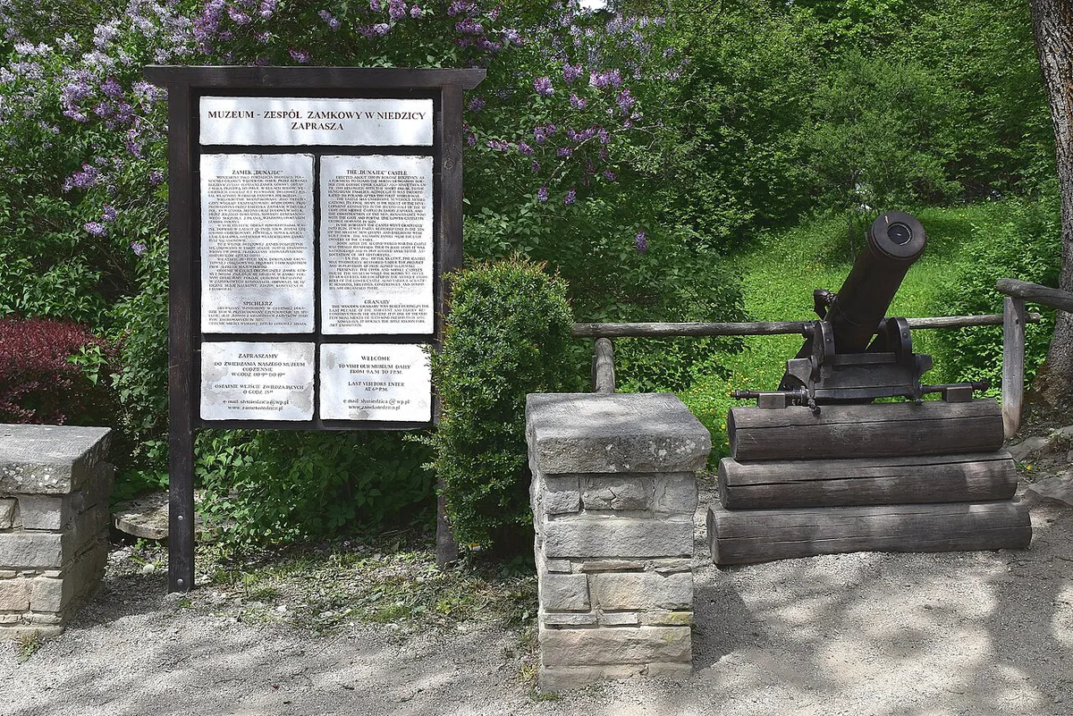 Niedzica Castle Czorsztyn Lake — 2