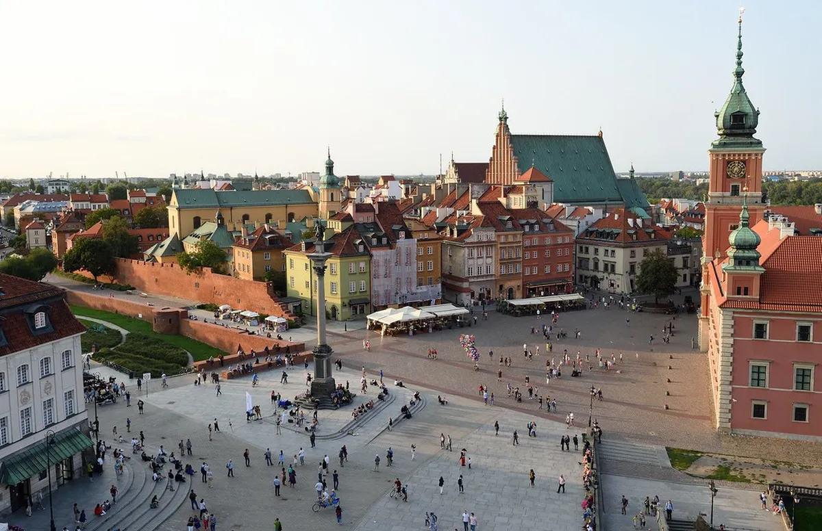 Savory Bites and Lively Nights: Praga's Culinary Scene in warsaw