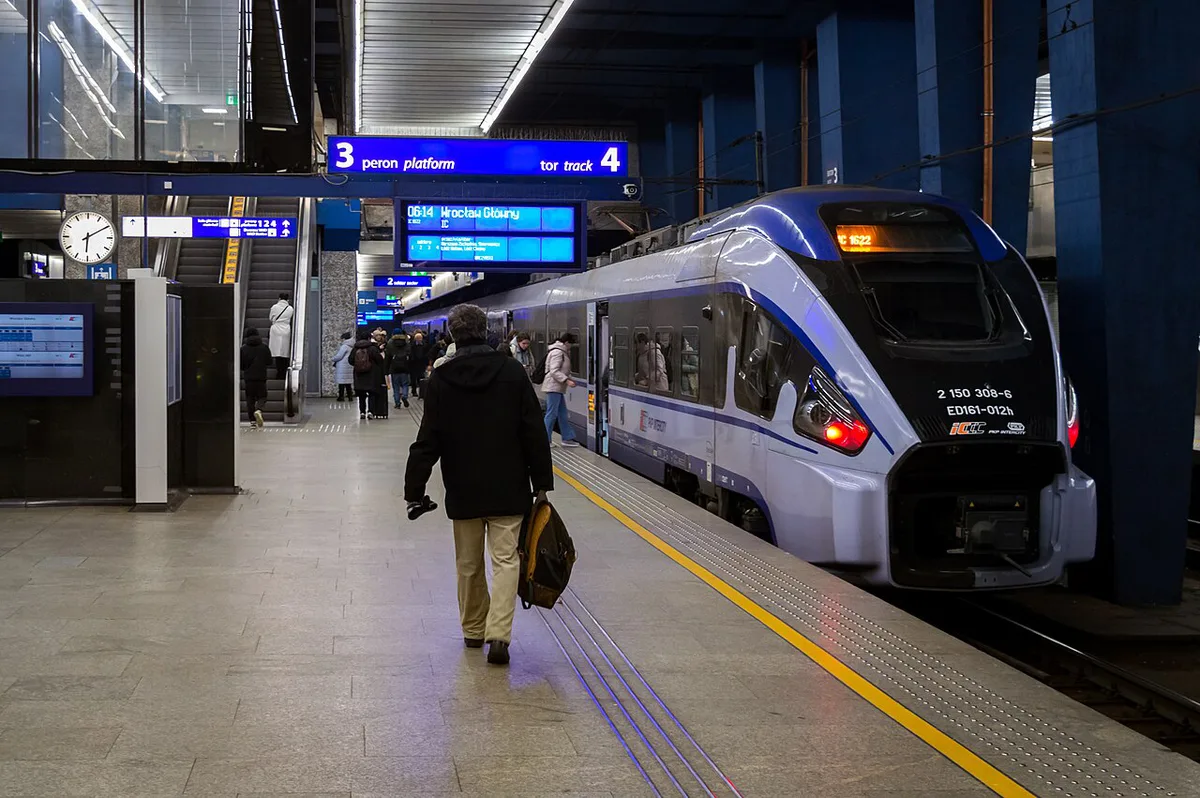 2024-12-26 Warszawa Centralna Pesa Dart — 2